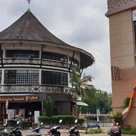 Lovely Waterfront Riverbank Suite With Pool A2 Kuching Extérieur photo