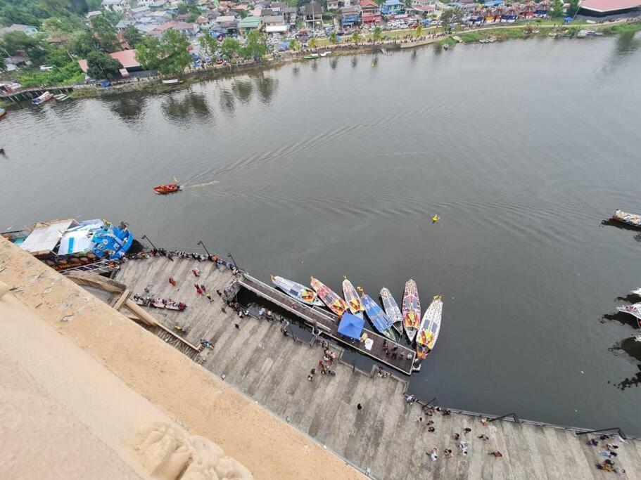 Lovely Waterfront Riverbank Suite With Pool A2 Kuching Extérieur photo