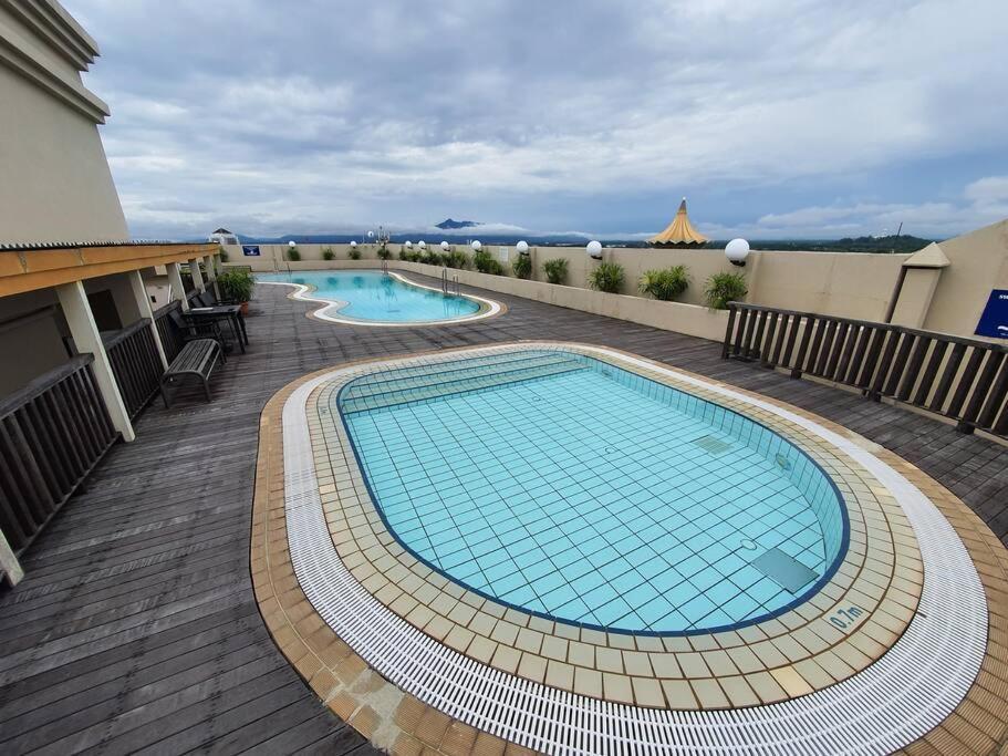 Lovely Waterfront Riverbank Suite With Pool A2 Kuching Extérieur photo